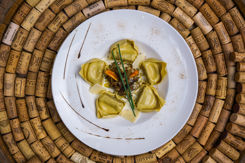 A wreath of ravioli lightly drizzled with a chicory and cream sauce